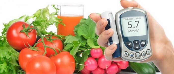 Какие меры можно предпринять в домашних условиях? Если у вас сахарный диабет, лечение народными средствами должно быть комплексным. Рассмотрим не только наиболее эффективные рецепты, но также методы, которые стоит обходить стороной.