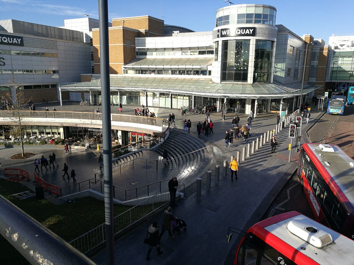 Местный торговый центр West Quay в центре города 