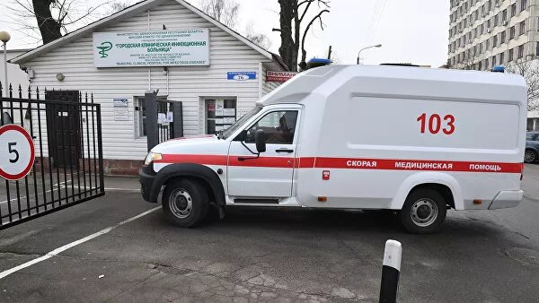 Машина скорой медицинской помощи у въезда на территорию Городской клинической инфекционной больницы в Минске. Архивное фото