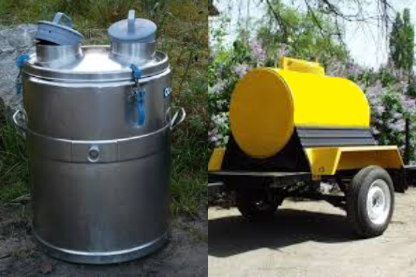 Вот в такой "таре" обычно продают молоко. У нас на даче - первый вариант. Мне он нравится гораздо больше. Как и само молоко. (При создании изображения использованы фото с сайтов https://pxhere.com и https://commons.wikimedia.org)