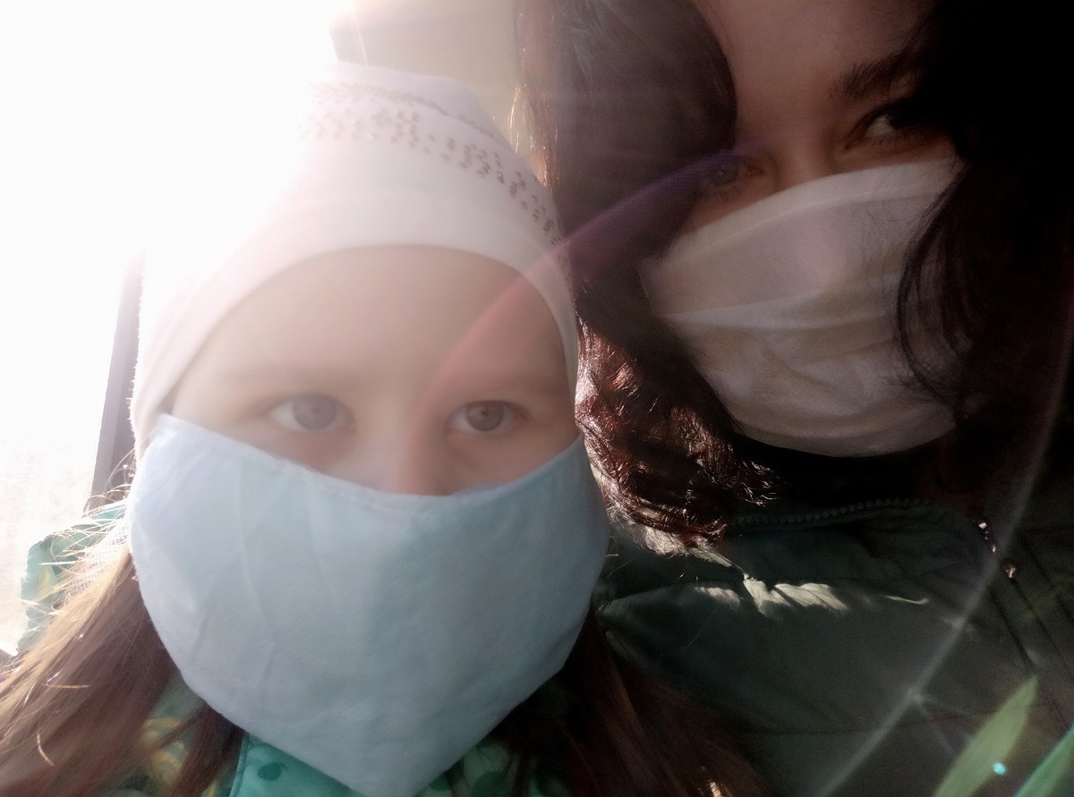 А это мы. В автобусе. В масках