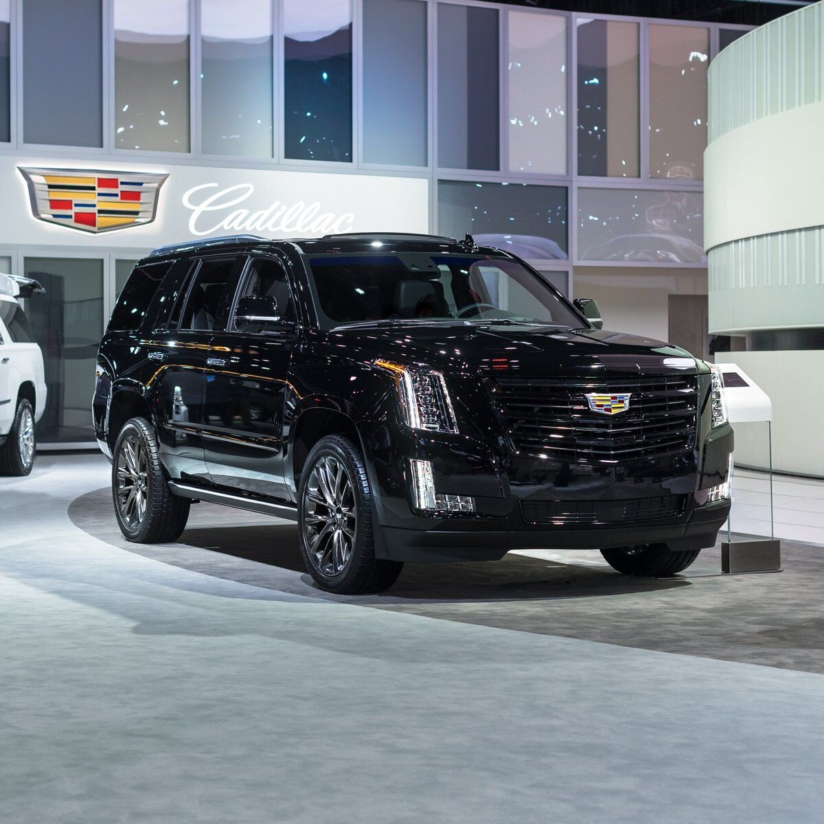 А еще сегодня мы поговорим о том, чем же Escalade лучше (или уступает) японских и немецких конкурентов, можно ли на нем съезжать с асфальта и способен ли он на «быстрые старты» со светофора. Кроме того, я расскажу о том, что нужно обязательно улучшить в этом Кадиллаке после покупки.