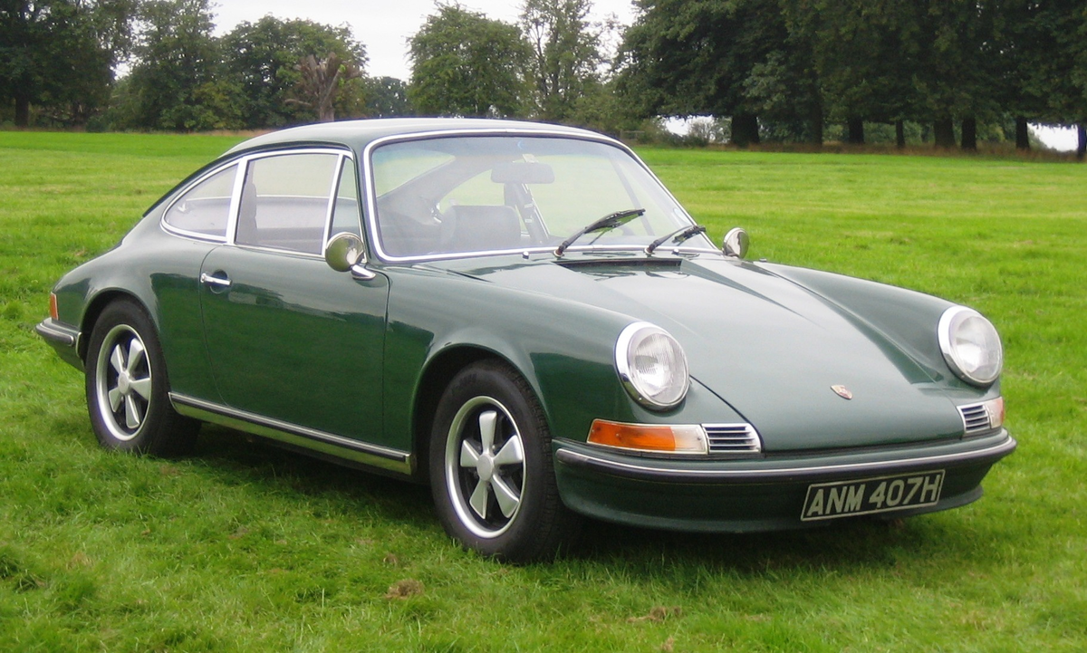 https://upload.wikimedia.org/wikipedia/commons/a/a4/Porsche_911E_ca_1969.jpg