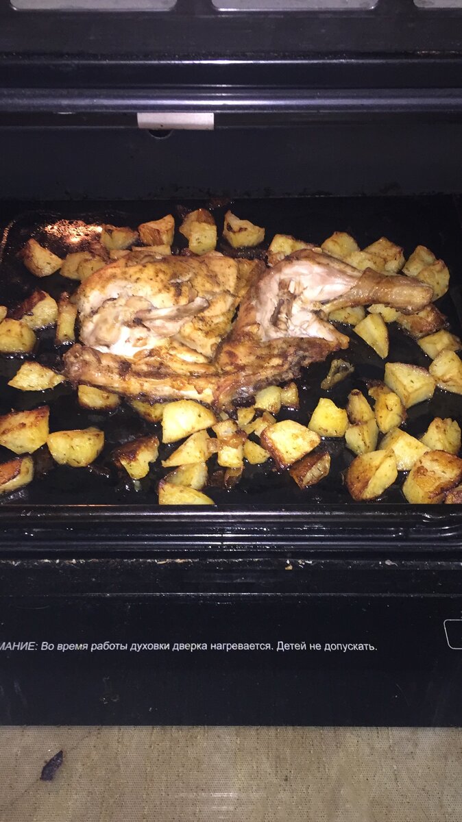 Вкусняшка на ужин 👍😋запекаем курочку с картошечкой , натираем чесноком соль перец и все ) в духовку на 40 мин , потом добавляем картошечку и ещё на 30-40 мин , и блюдо готово к столу 👍😋