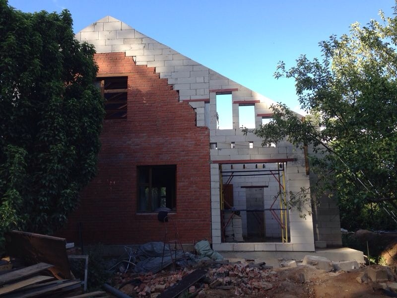 Вид со внутреннего двора. Окно в пол при входе. 