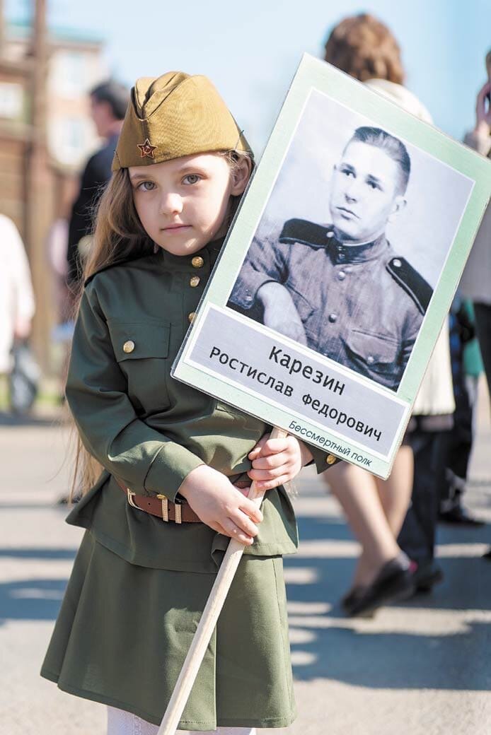 На фото Эвелина Гончарова с портретом своего прадедушки Карезина Ростислава. Фото Евгения Юдина (Канск, 2015 год)