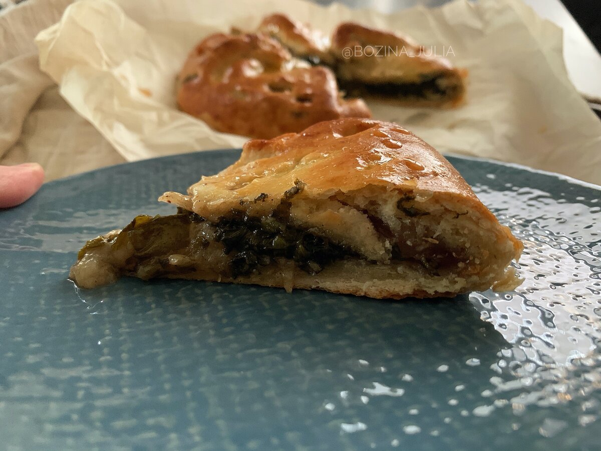 Готовый пирог с щавелем