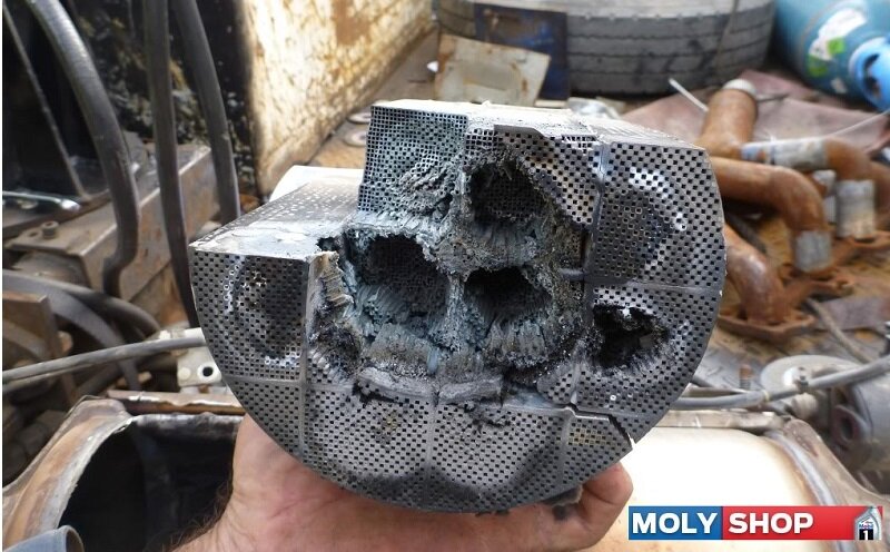 Фильтр сажевый засорился. Видим грязные соты. 