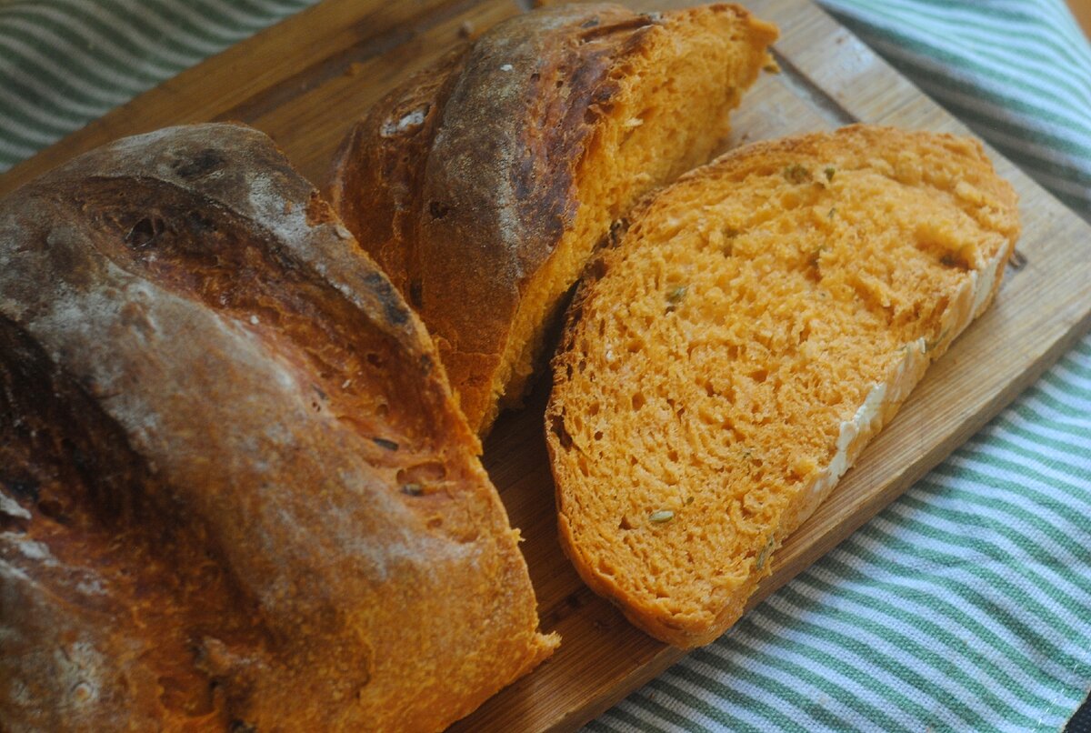 Пряный хлеб. Хлеб пикантный. Батон и лаваш. Хлеб с пряностями.