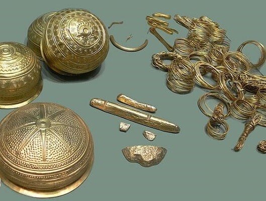 Сокровища, найденные в 1913 году в Бранденбурге и названные позднее эберсвальдским кладом, считаются до сих пор крупнейшим собранием доисторических золотых изделий, когда-либо обнаруженным на территории Германии. Клад включает в себя множество золотых предметов общим весом 2,59 килограмма… 
Этот случайно найденный клад поражает воображение. Одних только чаш в нём — восемь, и все они тонкостенные, обильно украшенные чеканкой. Другие предметы из найденного клада — шейные украшения, 60 спиралевидных изделий из золотой проволоки, которые, как предполагают учёные, надевались на руки. Ещё 55 двойных спиралей были собраны в связки. Кроме того, среди небольших кусочков золота находился и золотой слиток, который, скорее всего, был заготовкой для будущего изделия неизвестного древнего ювелира
Как определили позднее учёные, эберсвальдский клад относился к позднему бронзовому веку — примерно X-IX векам до нашей эры. Все эти золотые изделия были найдены в земле 16 мая 1913 года на глубине одного метра при рытьё котлована для фундамента нового жилого дома в Эберсвальде. Один из землекопов наткнулся на глиняный горшок, украшенный примитивным узором. Крышка горшка при ударе по нему лопатой раскололась. Землекоп, нагнувшись над находкой, с изумлением увидел, что обнаруженный им сосуд заполнен какими-то предметами из блестящего металла золотистого цвета, который он первоначально принял за латунь.
Но в кувшине оказалось золото. Владелец фабрики, которому передали найденный клад, пригласил знакомого ювелира, подтвердившего, что предметы, найденные в земле, золотые. Клад, спрятанный в незапамятные времена, удивил всех количеством изделий из благородного металла. Один из учёных-археологов, приглашённый для знакомства с кладом, позднее вспоминал, что со времён клада, найденного Шлиманом в Микенах, он никогда больше не видел столько золота.
Клад был тщательно упакован — при выемке предметов из глиняного горшка археологи обратили внимание на то, что более мелкие чаши вставлены в более крупные и все оставшиеся пустоты оказались заполнены кольцами, мотками проволоки и слитками. Цель захоронения эберсвальдского клада до сих пор неизвестна, хотя учёные предполагают, что это священные предметы, так как подобные чаши были наиболее распространённым типом священного приношения богам в эпоху бронзы.
До 1939 года найденный в Эберсвальде клад, вместе с кладами, найденными Генрихом Шлиманом, экспонировался в Берлинском собрании доисторического искусства. По окончании Второй мировой войны клад из Эберсвальде вывезли в СССР. После воссоединения Германии музеям удалось наладить контакты, и в конце 1990-х стало известно, что многие из перемещённых в результате войны культурных ценностей сохранились и находятся в российских музеях.
В 2004 году репортёр немецкого журнала «Шпигель» выяснил местонахождение эберсвальдского клада. Изделия из золота хранились в запасниках Музея имени Пушкина в Москве. В 2013 году клад демонстрировался на выставке «Бронзовый век. Европа без границ». Однако Россия возвращать Германии оригиналы не собирается.