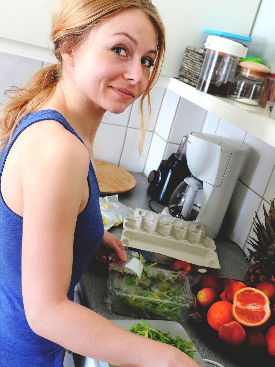 Женщина на кухне.