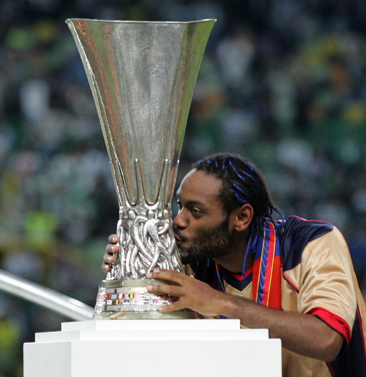 Вагнер Лав с кубком УЕФА. 18 мая 2005 год Лиссабон. Фото из источника.