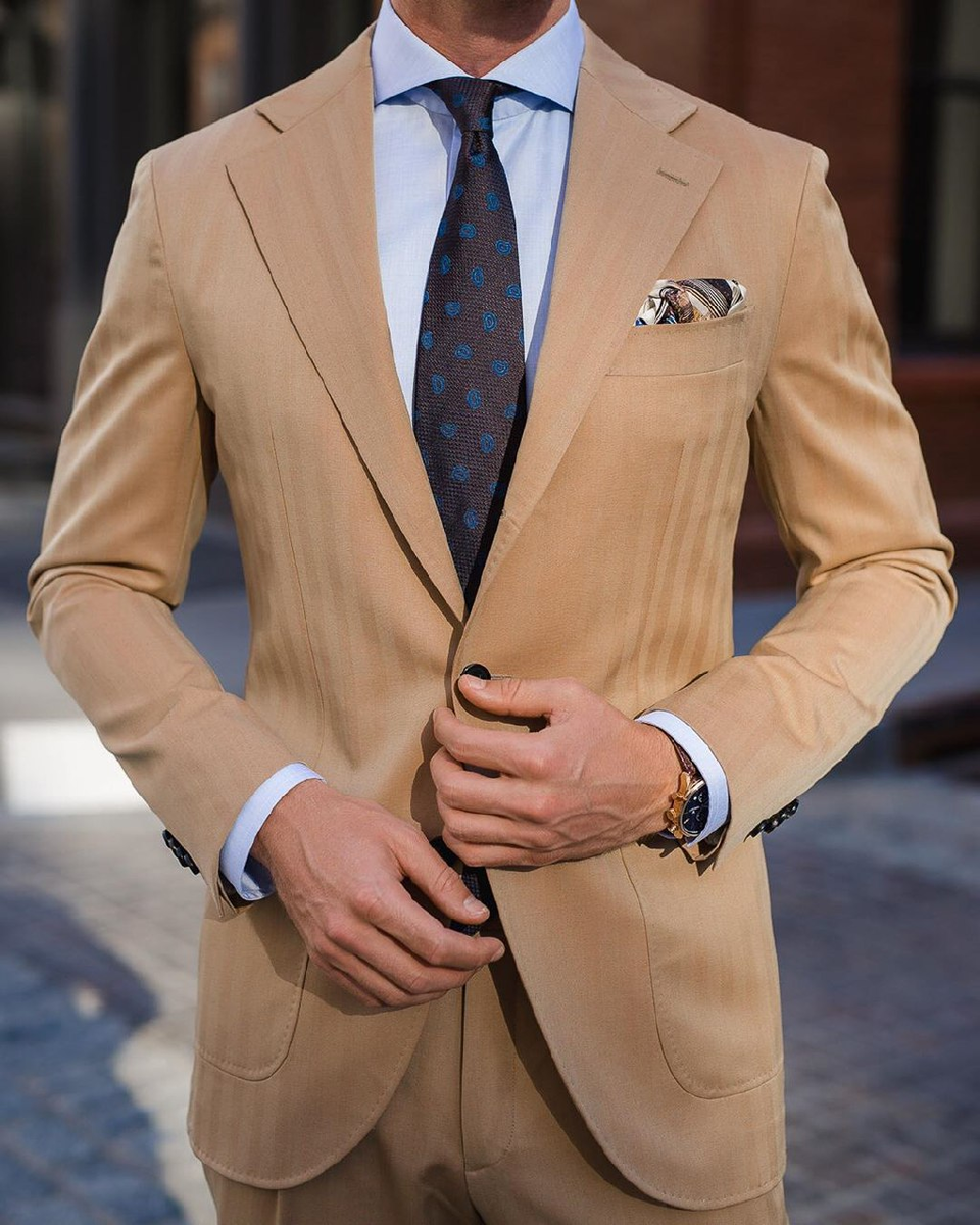 "Мягкие" плечи пиджака и широкие лацканы позволят вам выглядеть презентабельно