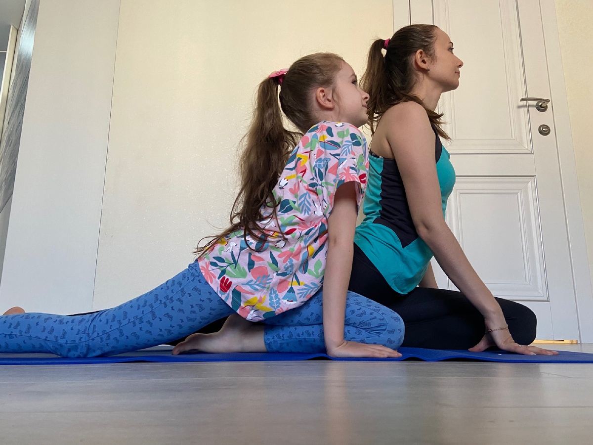 Занимаемся онлайн йогой.. 