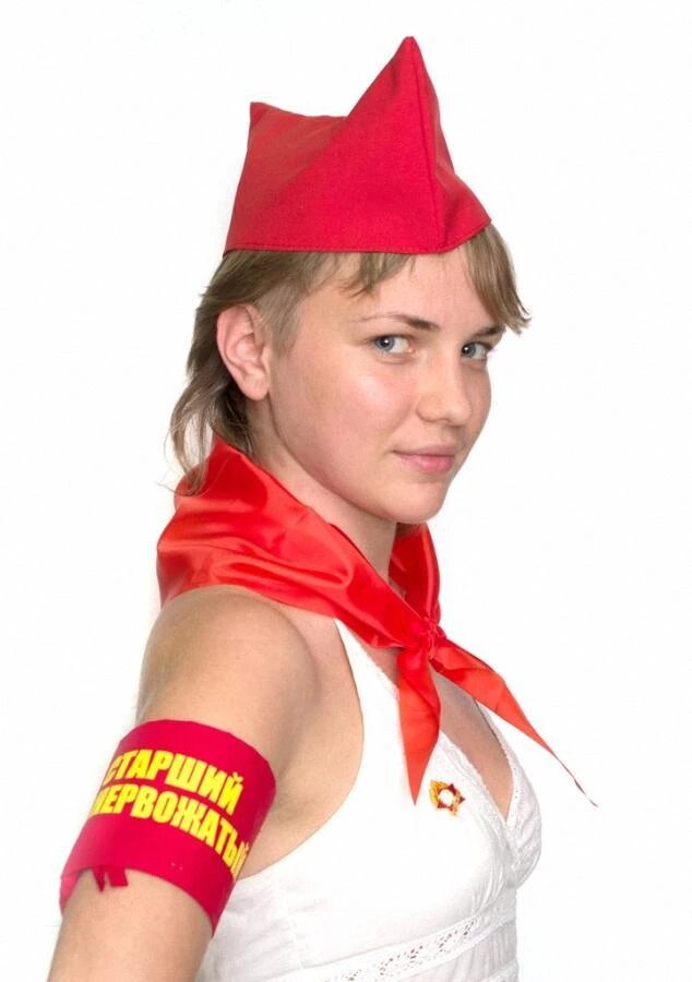 фото из открытых  Помнится, когда я учился в советской школе, проникся симпатией к одной  девочке-пионерочке. И трудно сказать – почему. Она была очень умненькая,  начитанная, глаза – как Вселенная. Но главное... это ее попочка! Такая,  за которую просто подержаться любому мужику было бы за счастье. С  позиции сексологов это мое чувство называется просто: «сексуальное  влечение», но я настаиваю именно на том, что это была просто симпатия. И  почти что даже уже взаимная. Все это, по мере взросления, могло бы  вылиться в реку самых серьезных отношений. Но в устье этой реки для меня  оказалась выстроенной настоящая дамба. И вовсе не плотинка, сооруженная  бобриками!Как-то  эта девочка-пионерочка, эта моя любимая попочка, делала доклад  директору школы, зигуя тому пионерским салютом. Я поразился, как же она  может так долго держать согнутую в локте руку перед своим лбом. Сколько  же силы в девичьих руках! Но... Если бы не слышал этого ее доклада  директору, может, и жизнь моя обернулась ко мне более приветливым лицом.  Однако, услышанное...Почти дословно, ее слова:-  Товарищ директор, седьмой «А» за отчетный период существенно увеличил  балльный процент успеваемости, по сравнению с минувшим годом. На шесть  процентов по этим показателям опережает седьмой «Б». В целом, динамика  положительная!»И представилась, гордо (мне до сих пор не под силу расшифровать ту ее пионерскую должность):ЗАМЕСТИТЕЛЬ  ПРЕДСЕДАТЕЛЯ СОВЕТА ОТРЯДА ДРУЖИНЫ ИМЕНИ ФЕЛИКСА ЭДМУНДОВИЧА  ДЗЕРЖИНСКОГО, ДАНИЛОВА ЕЛЕНА, - выпалила эта «попочка» с такой  откровенной честностью, что у меня по коже даже прошелся мороз. А потом  она добавила:-  НА СЕГОДНЯШНЕЙ ПОВЕСТКЕ ДНЯ У ВСЕХ НАС ТОЛЬКО ОДНО – КОМСОМОЛ. МЫ ВСЕ,  ТОВАРИЩ ДИРЕКТОР, УЖЕ ПРЕБЫВАЕМ В ЕДИНОМ ПОРЫВЕ.  МЫ МЕЧТАЕМ О СЧАСТЬЕ,  КОТОРОЕ НАМ ДАСТ КОМСОМОЛЬСКИЙ БИЛЕТ. СЧИТАТЬ МЕСЯЧНЫЕ Я УЖЕ НАУЧИЛАСЬ.  ЗА ИХ УПЛАТУ РУЧАЮСЬ.(Оно  понятно, что речь шла именно о месячных взносах в 0,02 рубля, которые  исправно отмечались в комсомольских билетах. Для школьников. Для  студентов или работающих сумма возрастала до 30 копеек – сущая мелочь!)Директор Лену по-отечески поцеловал в лобик, отодвинув от того ее руку, и сказал:-  Я просто счастлив, что в моей школе есть настоящие пионерки, которые  всегда готовы встать грудью на защиту и учет своих будущих месячных...  Будь готов, пионер!-  ВСЕГДА ГОТОВА! – сказала Леночка, отстраняясь от директорского  лобызания, и настойчиво подняла свою правую руку в пионерском салюте. 