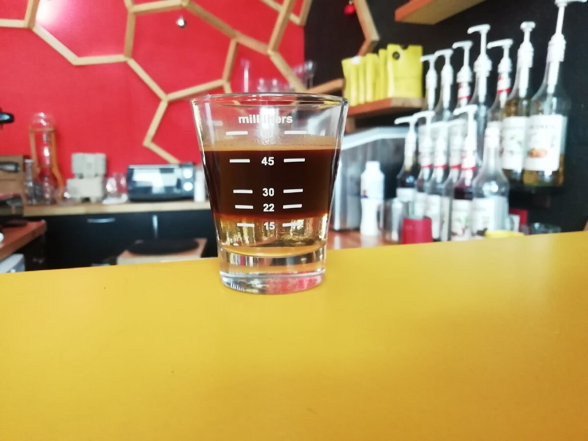 Сверху - кофейный экстракт, снизу - сироп. Эспрессо нужно аккуратно вливать по ложечке, чтобы получился такой ровный слой 