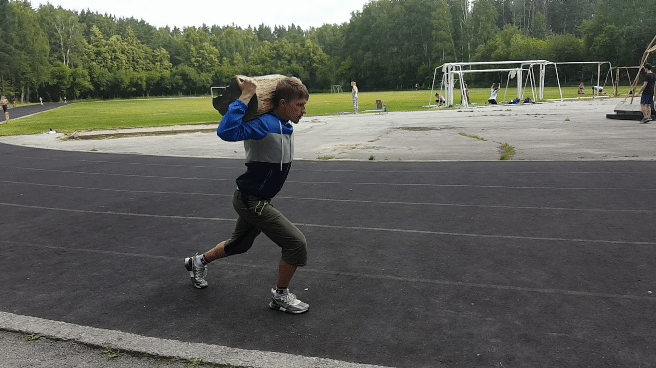 Коленом не касаемся пола! Нагрузку стараемся распределить на пятку