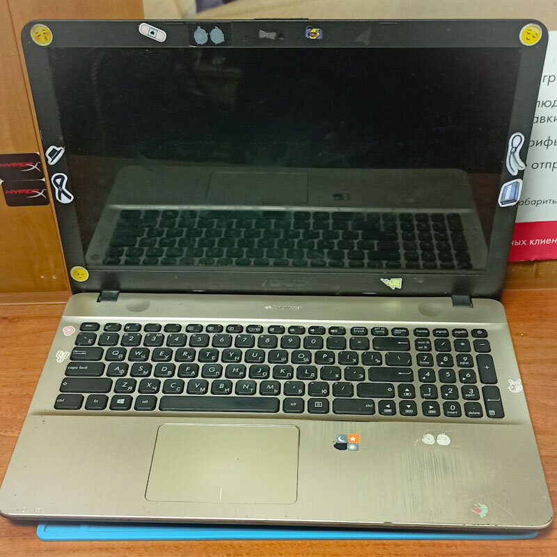 Ноутбук был немного потрепан жизнью, перестал заряжаться, под подрзрение сразу попал разъем, после проверки блока питания.