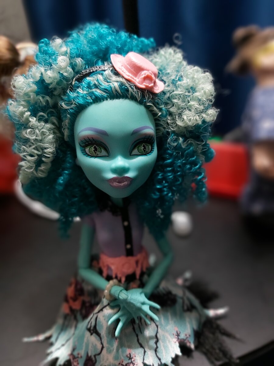 Одна из тех самых злополучных кукол. Очень колоритная девушка, кудри просто загляденье!