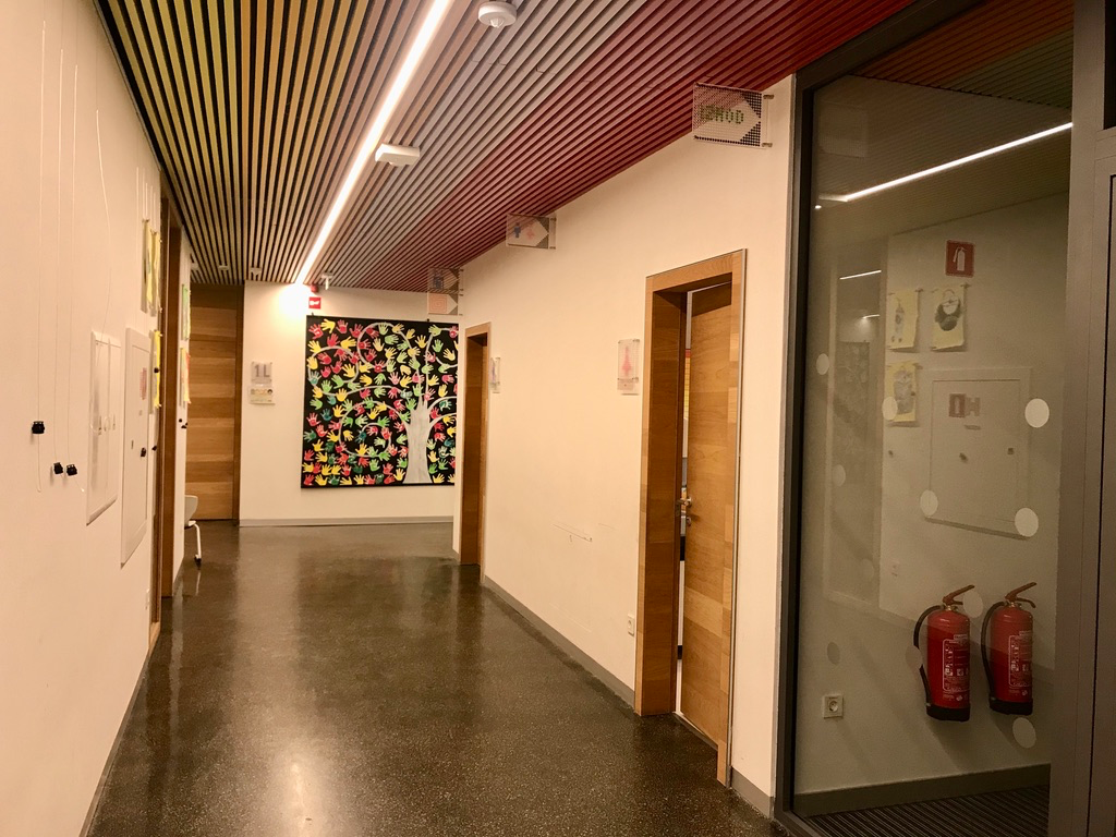 Школа в Словенииасад и передний двор деревенской словенской школы