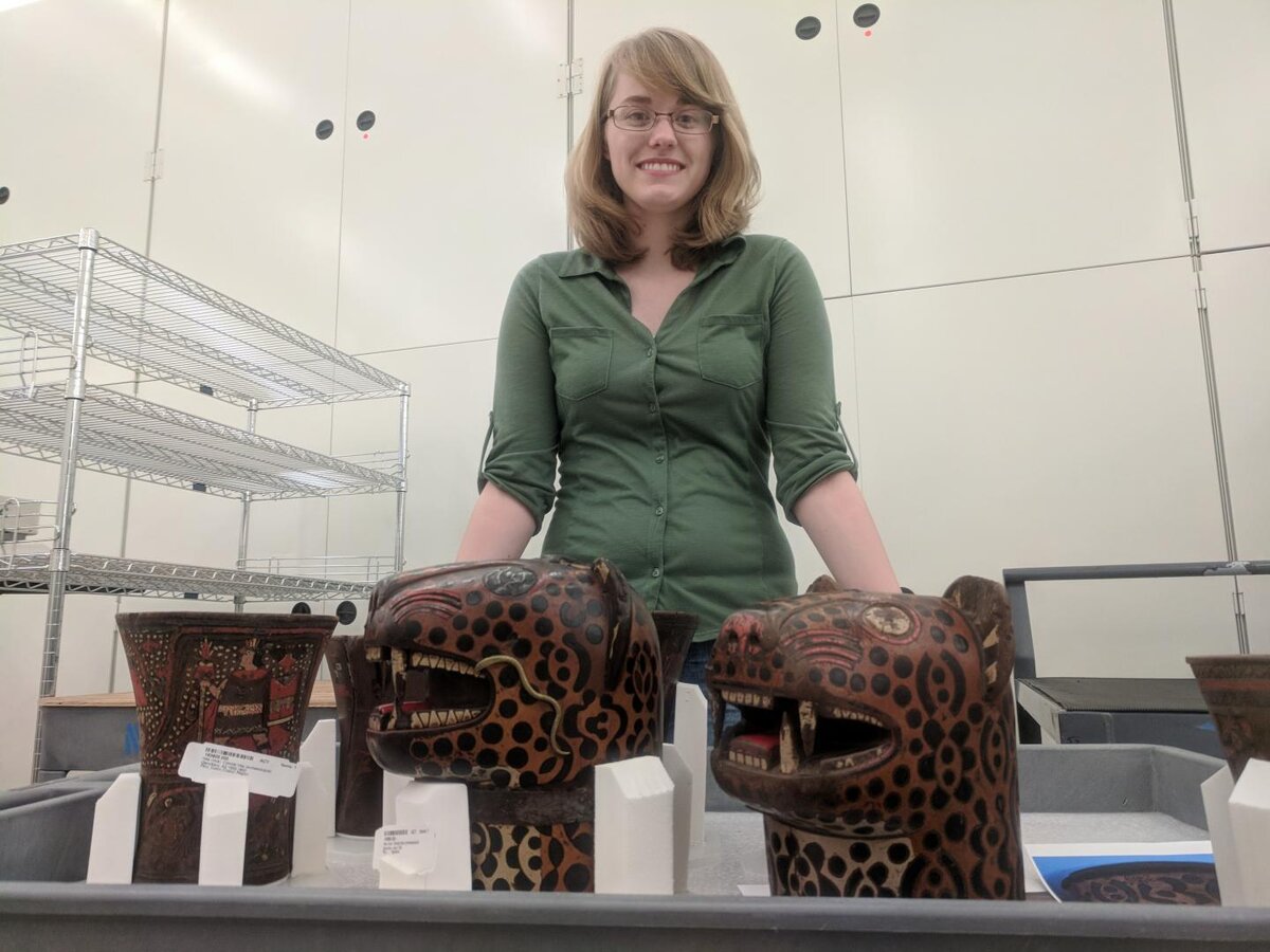 Ведущий исследователь Эллисон Керли с керосом из коллекции Смитсоновского Национального музея американских индейцев.