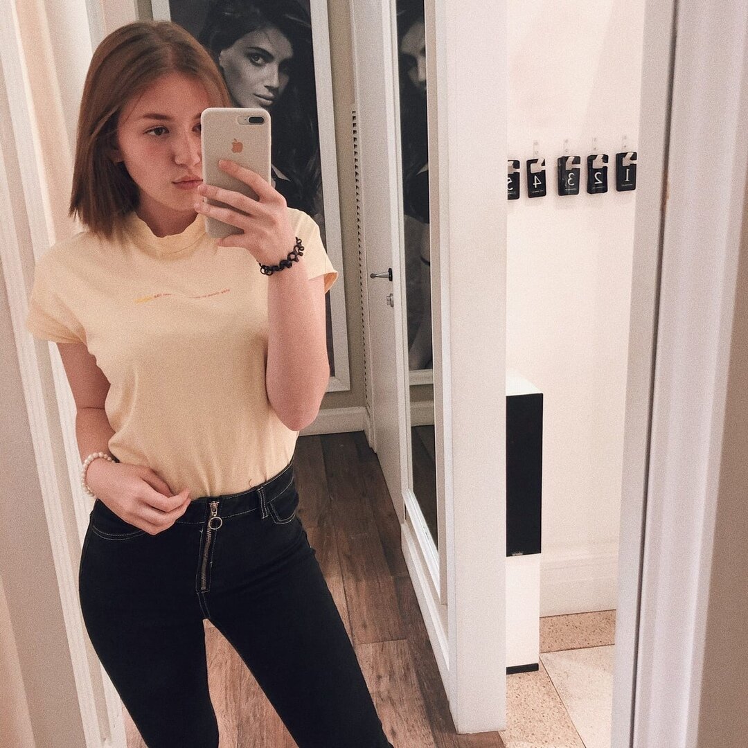 Это я со своим новеньким айфоном! Смотрится, как мне кажется, неплохо