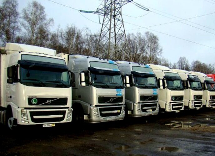 Грузовики Volvo. Фото с сайта gruzoviki.com,  обработка автора