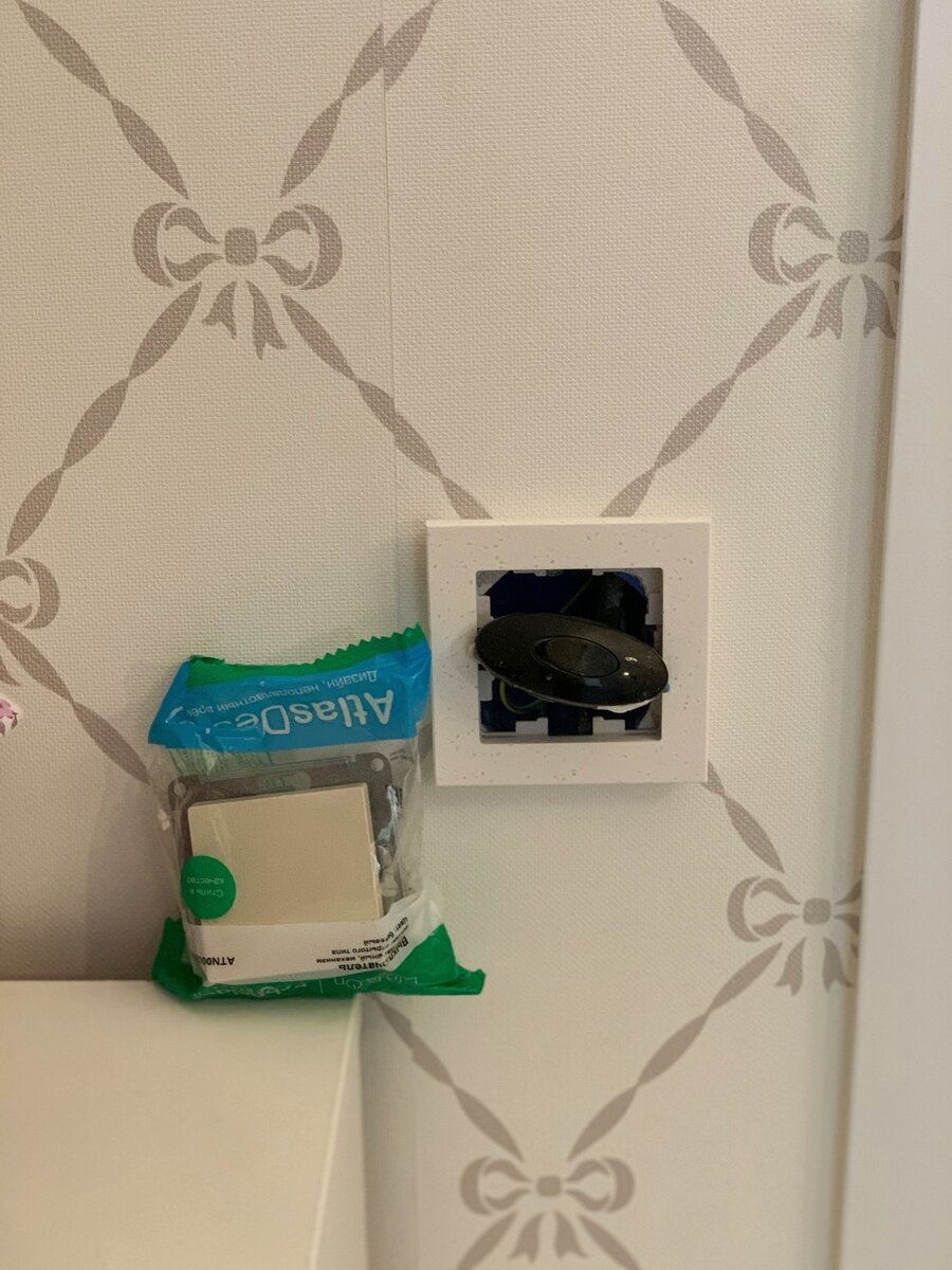 Вот так я «мучаюсь» с выбором каждой детали ;) рамка Atlas Design мрамор крем рояль, выключатель цвет бежевый