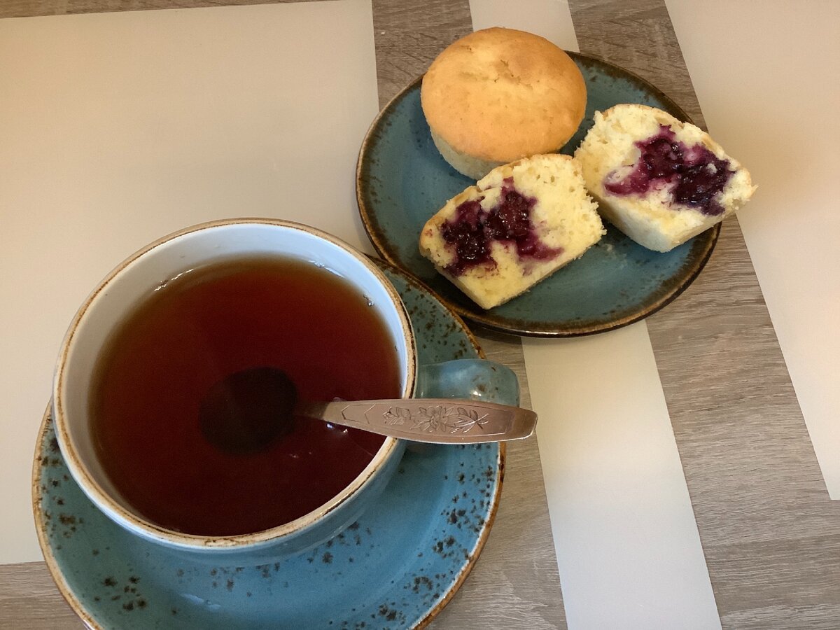 Кекс с ежевикой и пока ещё не раскрытый. Фото автора