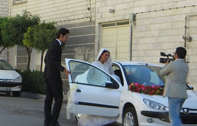 
 
Опальный режиссер Джафар Панахи вынужден работать таксистом, чтобы  содержать свою семью. Из-за антиполитических взглядов, мужчина не может  выезжать за границу, но его картины, созданные подпольно все равно  пользуются популярностью. Колеся по городу, Панахи снимает местных  жителей, общается с соседями и родственниками, показывая зрителю  истинное лицо современного Ирана.
 
Иранский кинематограф в принципе находится на подъеме, и именно  постановщики из этой страны формируют облик современного  ближневосточного кино. Главный герой этой картины — реальный режиссер  Джафар Панахи, которому иранское правительство официально запретило  снимать кино. Однако Джафара это не остановило, и он выпустил «Такси».  Эта полудокументальная лента с комедийными нотами получила две награды  на Берлинском кинофестивале, но Панахи, само собой, приехать за ними не  смог.