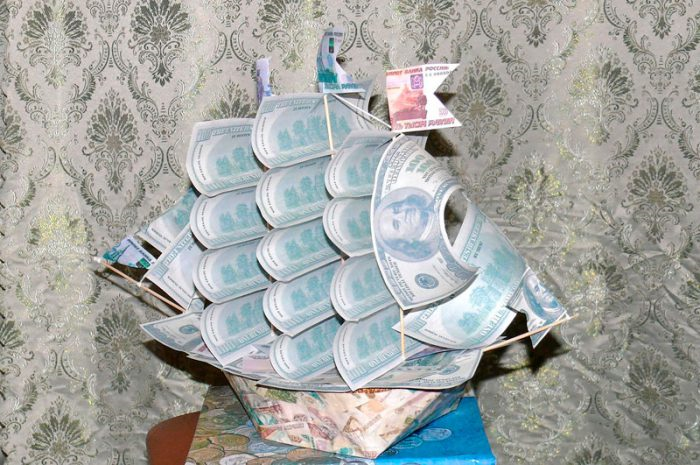 Вам понадобится: 7 листов формата А4 с изображением разных денежных купюр (евро, доллары, гривны, рубли), белые листы формата А4, силикатный клей, ножницы, клеевой пистолет, толстые нитки х\б, шпажки длинной 20-30 см, пенопласт, плоская коробка на половину шире днища корабля.