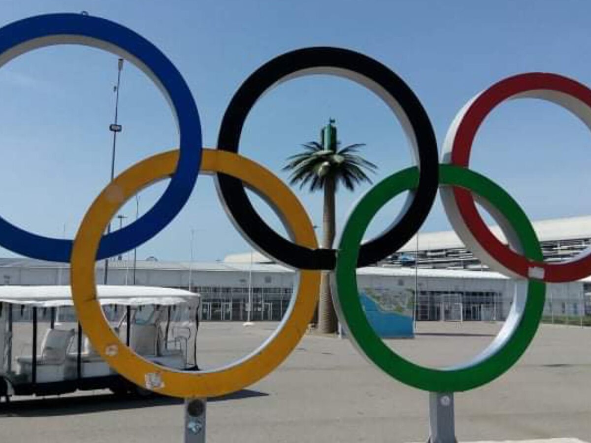 Стелла с Олимпийскими кольцами возле железнодорожного вокзала «Имеретинский курорт». 