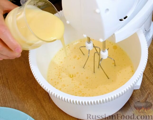 Яйца со щепоткой соли взбить миксером 3-4 минуты, до пышности.Не прекращая взбивание, постепенно добавить сгущенное молоко.