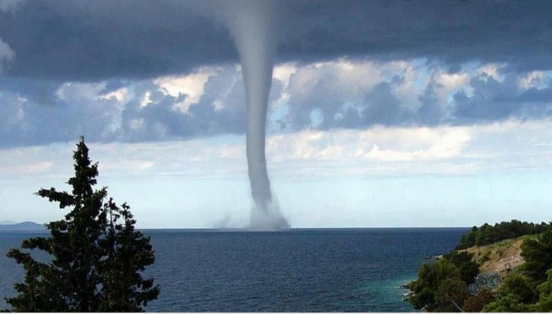 Смерчь на воде