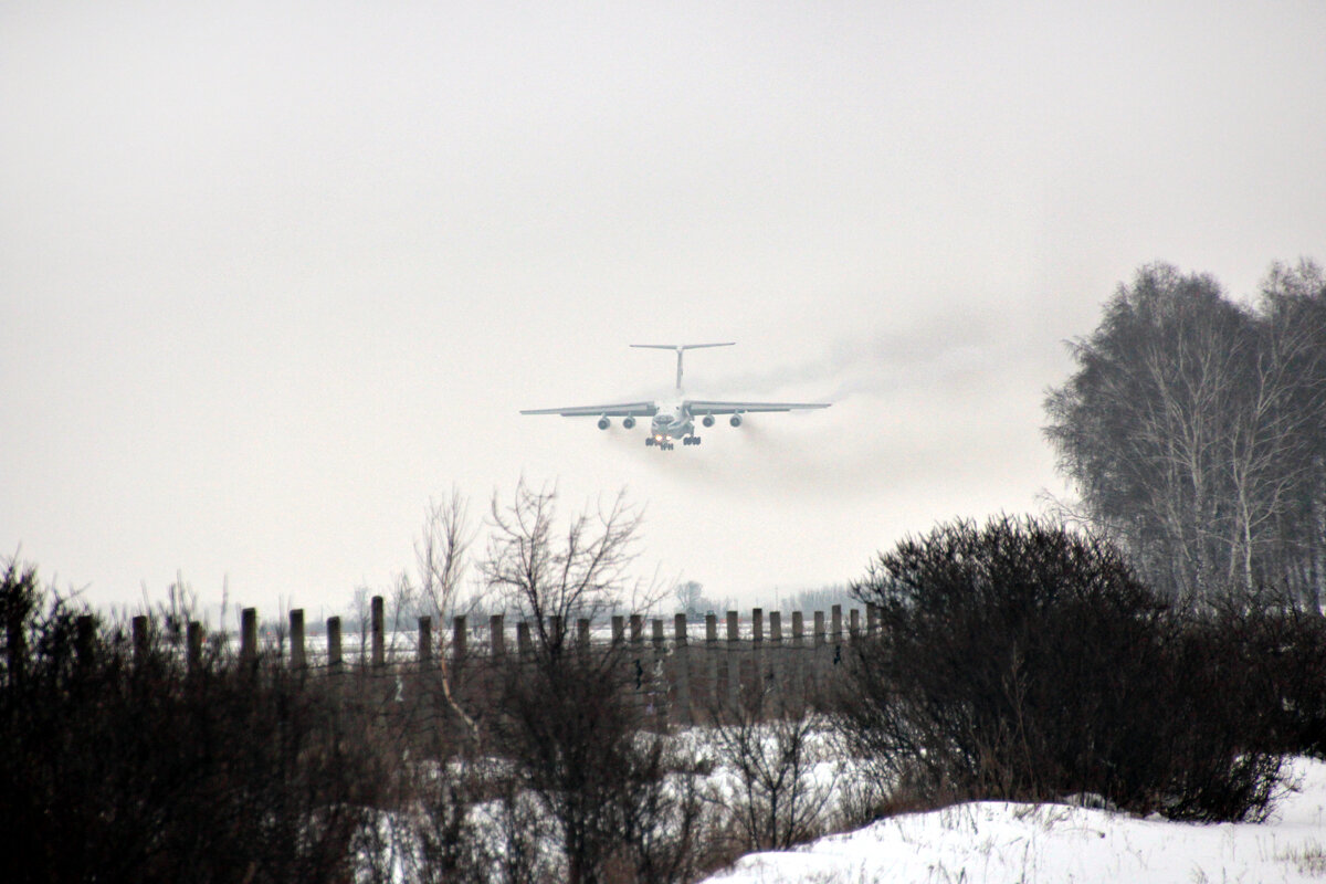 Омск северный. Аэродром Омск Северный. Военный аэродром в Омске. Аэродром Клин-5 ил-76. Ил-76 RF-76739.