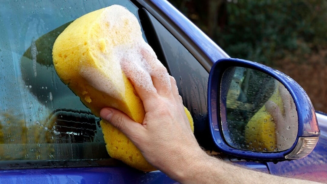 Мытье машины во дворе. Мытье автомобиля во дворе. Моет машину. Мойка машины в неположенном месте. Мытье стекол в машине.