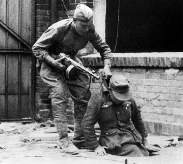 Воин Красной армии берет в плен фашистского солдата. Источник информации: https://cs9.pikabu.ru/post_img/big/2017/08/20/0/1503178087270620859.jpg.