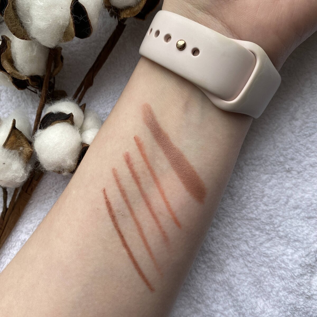 Номера оттенков сверху вниз: помада 06, карандаши 7, 10, 15 и 05 в леопардовом оформлении.