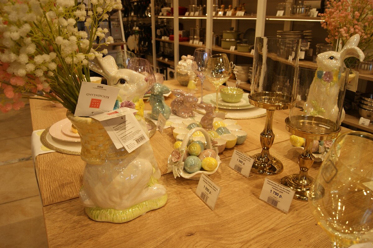 выкладка интерьерных товаров, в зоне входа в магазин