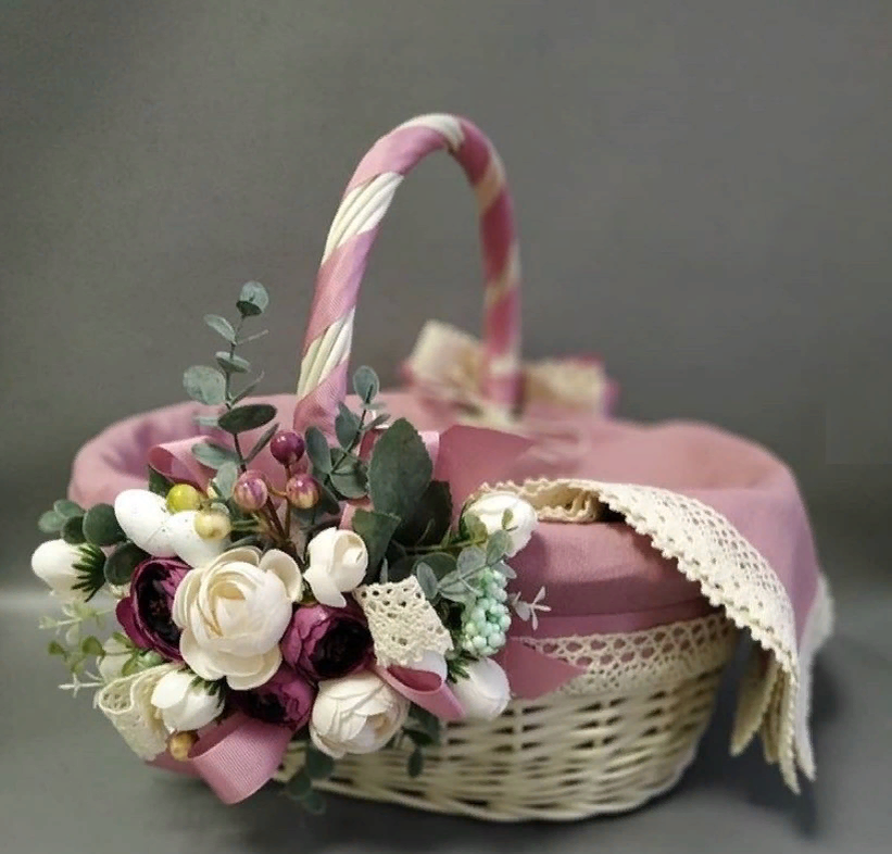 Главное, чтобы все было сделано с любовью и от души. Обязательно положите в корзину основные символы пасхи: крашенки, кулич, творожную пасху, а также соль, хрен, свечу.