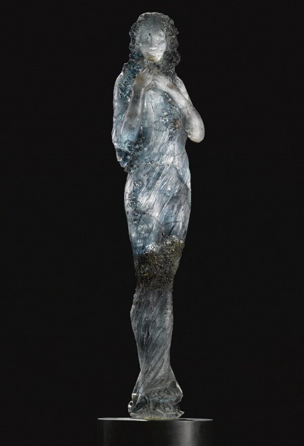 Статуэтка девушки в гирляндах цветов из стекла с оригинальной синей и серой патиной, высота 43,5 см, Рене Лалик, около 1905 г.