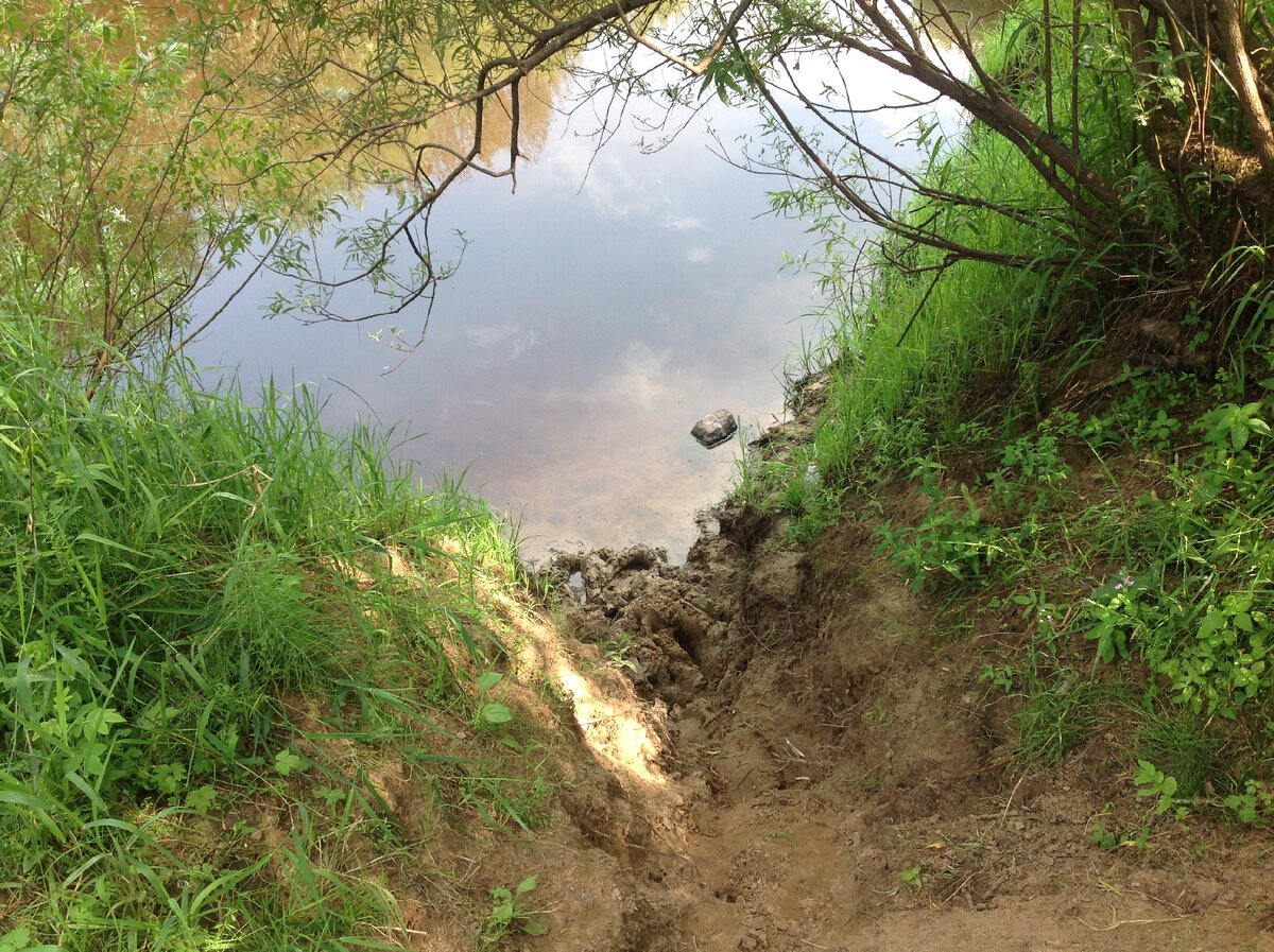 Камень-мыльница и узкий спуск к реке