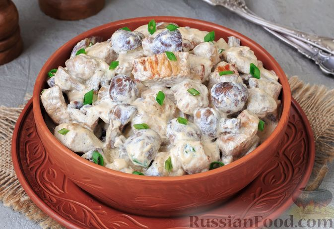 Свинина, тушенная с грибами, в сметанном соусе