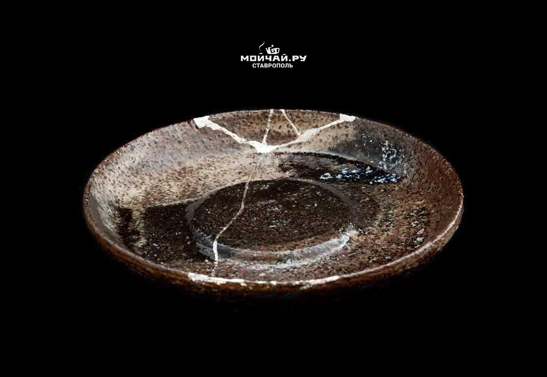 Работа выполнена на керамическом блюдце, дровяной обжиг.