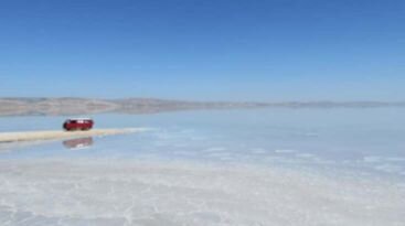 Когда нет засухи, озеро Туз представляет собой великолепный гиперсоленый водоем.