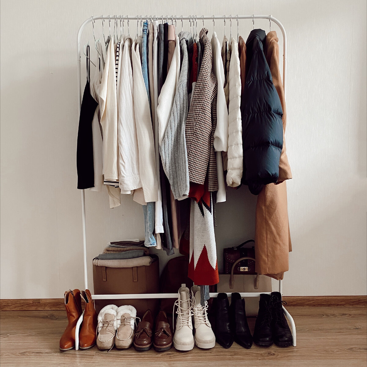 Весь мой гардероб на осень и начало зимы от теплой погоды до заморозков. Рейл я использовала исключительно для фото, вещи хранятся в шкафу на постоянной основе. 
