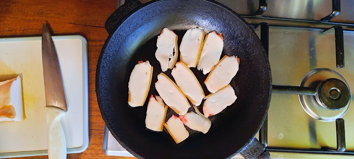 Сало кладу на холодную сковороду. Включаю огонь и даю вытопится жиру. 