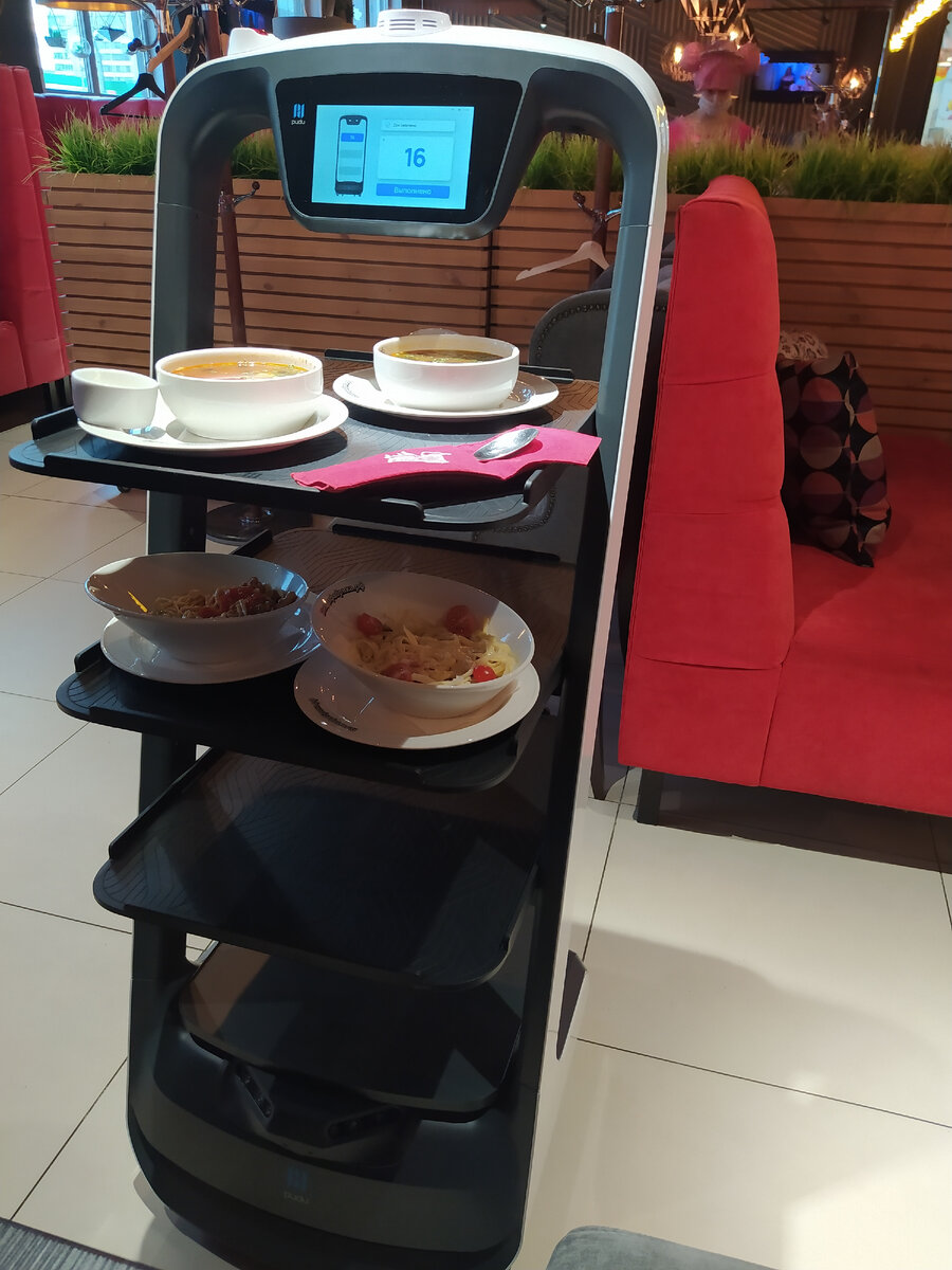 Робот-раздатчик, который привёз наш заказ. Фото автора