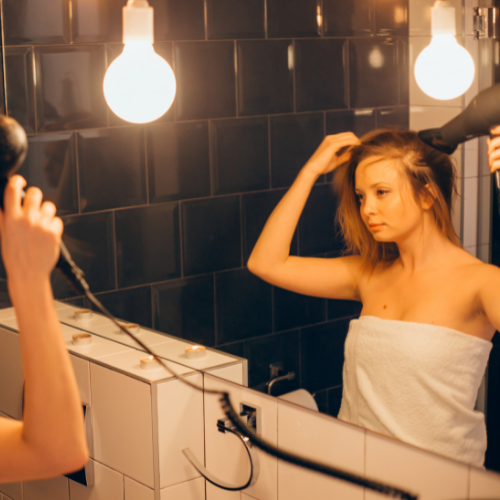 Прикорневой объем на мокрых волосах создаем руками. Так избежим потери волос