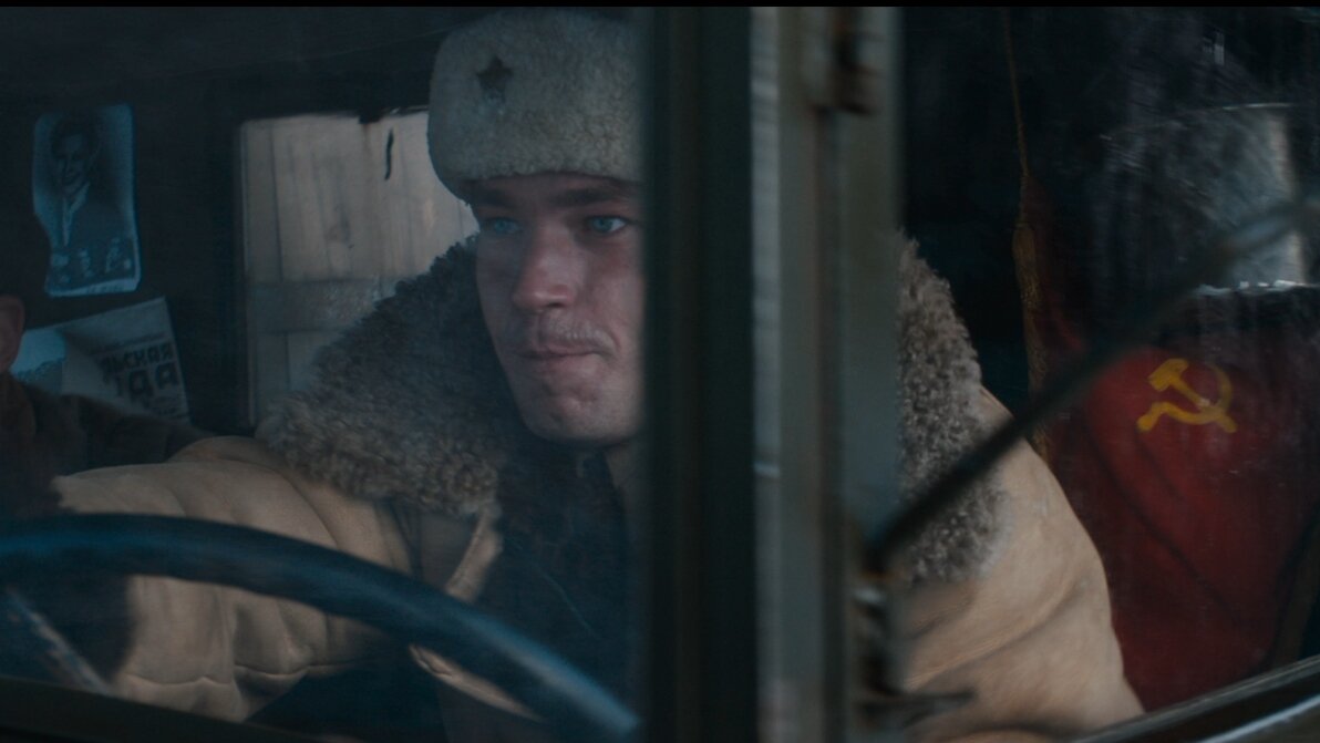 Ивушкин с товарищем уезжает от вражеского танка.